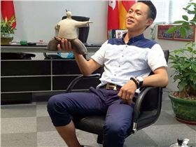 正能量科技領(lǐng)導(dǎo)人作現(xiàn)場(chǎng)介紹 正能量科技領(lǐng)導(dǎo)人作現(xiàn)場(chǎng)介紹