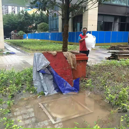 被污水浸泡著的平板形采光器 被污水浸泡著的平板形采光器