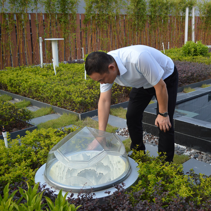 好奇的客戶在體驗(yàn)這“顆”鉆石型的導(dǎo)光管采光系統(tǒng) 好奇的客戶在體驗(yàn)這“顆”鉆石型的導(dǎo)光管采光系統(tǒng)